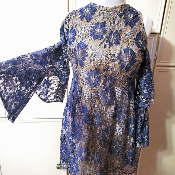 VENUS Dresses & Skirts - Venus Navy Lace Cold Shoulder Dress